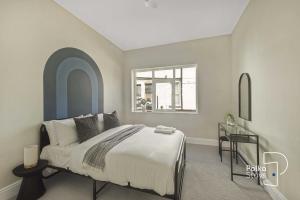 une chambre avec un grand lit et une fenêtre dans l'établissement Luxe Ami Ek South Shore GF Apartment by PolkaStays, à Blackpool