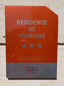 Un cartel en el lateral de una pared con estrellas. en Résidence de Tourisme Vacances Bleues Villa Regina, en Arcachon