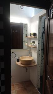 ein Badezimmer mit einem Holzwaschbecken und einem Spiegel in der Unterkunft LoftCalJoan in Deltebre + 23 Fotos