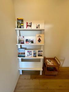 una libreria in un angolo con libri di Appartement aan de IJssel a IJsselmuiden