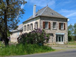 an old stone house on the side of the road at Ferme Équestre Equi'Cantal in Montboudif
