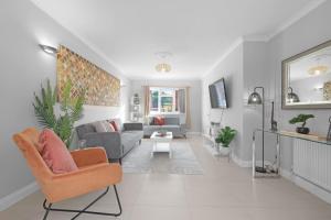 TV a/nebo společenská místnost v ubytování Keel Drive Modern 3-Bedroom, 2-Bathroom Home