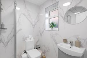 Koupelna v ubytování Keel Drive Modern 3-Bedroom, 2-Bathroom Home + 39 fotografií