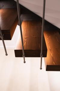 eine Nahaufnahme eines Holztisches unter einem Zelt in der Unterkunft Living Calabriando in Reggio di Calabria + 4 Fotos