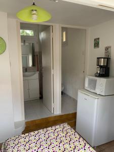 Η κουζίνα ή μικρή κουζίνα στο Maisonnette La Couronne plage