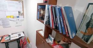 una estantería llena de libros en una pared en ADM addumammà casa vacanze sul mare, en Portici