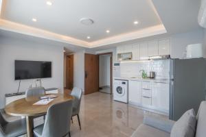 une cuisine et une salle à manger avec une table et des chaises dans l'établissement Modern Apartment with Rooftop Pool & Gym, à Phnom Penh