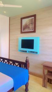 TV a/nebo společenská místnost v ubytování Sri Gemunu Beach Resort