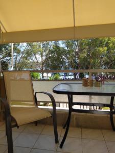 a table and a chair sitting on a balcony at Seaside pearl in Lygia