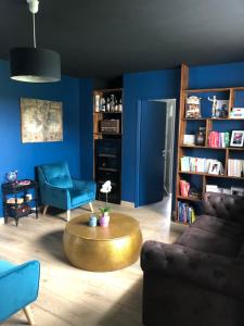 een woonkamer met een bank en een salontafel bij Maison Landes in Mées