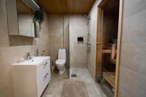 Koupelna v ubytování Cozy Apartment With Sauna in the City Center - Lapnest + 2 fotografie