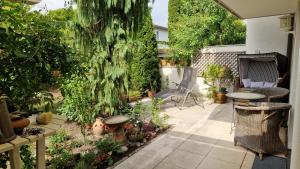 a patio with a table and some plants at Grünoase vor den Toren Salzburgs in Freilassing