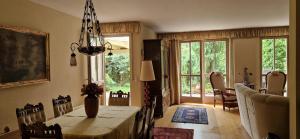 a dining room with a table and chairs and a dining room at Grünoase vor den Toren Salzburgs in Freilassing