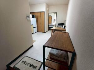 宇都宮市にあるカレント宿郷のテーブルとキッチンのあるリビングルーム +5枚の写真