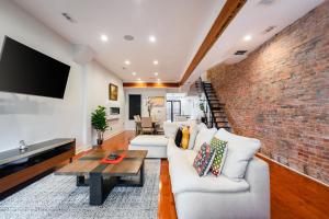 Un televizor și/sau centru de divertisment la Cozy 3BR Townhouse - Heart of Washington DC +18 fotografii
