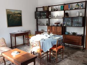comedor con mesa, sillas y estanterías en Villa Assia, en Canosa Sannita