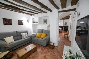 ein Wohnzimmer mit Sofa und Tisch in der Unterkunft Casa Rural Zambra in Priego de Córdoba
