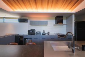 a kitchen with a sink and a counter top at 海近1棟貸し,テラスでBBQ,85インチTVで映画三昧,早朝海散歩,大人が休める静かな隠れ家---HK House--- in Ichinomiya