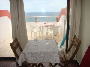 Reštaurácia alebo iné gastronomické zariadenie v ubytovaní The Beach Las Canteras Vacacional