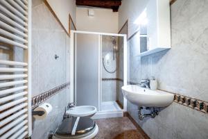 un bagno con lavandino, WC e doccia di Modern Suite in Florence a Firenze Altre 6 foto