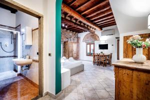 bagno con vasca e lavandino e bagno con vasca di Modern Suite in Florence a Firenze