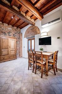 una sala da pranzo con tavolo e sedie in legno di Modern Suite in Florence a Firenze