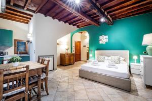 una camera da letto con un letto e una parete verde di Modern Suite in Florence a Firenze