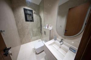 ジッダにあるLuxury two bedroom Apartment As Salamahの洗面台、トイレ、鏡のあるバスルーム