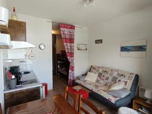 ein Wohnzimmer mit Sofa und Tisch in der Unterkunft Studio charmant 4 pers, vue montagnes, parking inclus - FR-1-445-206 in Montgenèvre