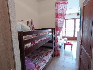 ein kleines Zimmer mit Etagenbetten in einem Zimmer in der Unterkunft Studio charmant 4 pers, vue montagnes, parking inclus - FR-1-445-206 in Montgenèvre