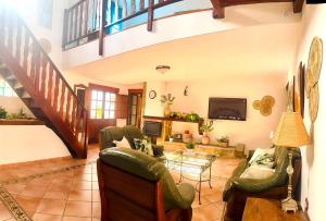 Μια τηλεόραση ή/και κέντρο ψυχαγωγίας στο Villa Medinilla with private Pool in Conil