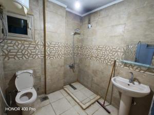 a bathroom with a toilet and a sink at شقة في كمباوند النورس علي البحر in Ismailia
