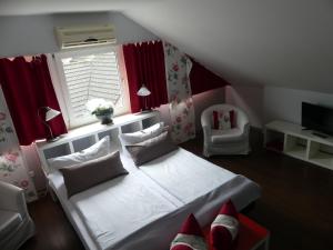 a bedroom with a white bed and a window at zuhause bei Hoffmann in Hamminkeln