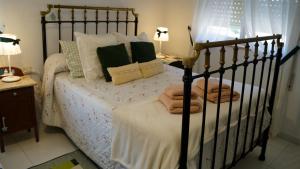 a bedroom with a black bed with white sheets and pillows at CASA PITA Completa Grupos in San Justo de la Vega