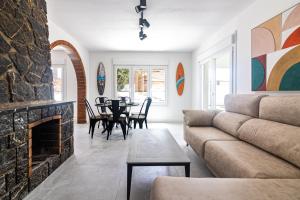 ベレス・マラガにあるVilla Benajarafe with pool and parkingのソファと暖炉のあるリビングルーム +29枚の写真