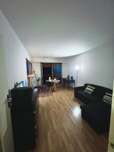 un soggiorno con un divano e un tavolo di Chic studio with balcony! a Clamart