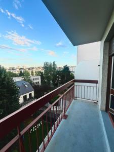 un balcone con vista su una casa di Chic studio with balcony! a Clamart