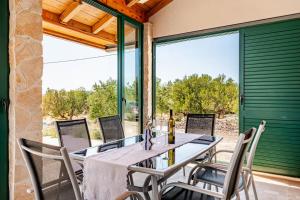 Μπαλκόνι ή βεράντα στο Charming holiday home-heated pool, nature escape