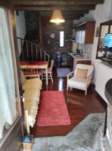 una sala de estar con un sofá y una mesa en Villa Aretousa, en Palaios Agios Athanasios