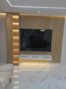 Una sala de estar con un televisor de pantalla plana en una pared. en Luxury appartment New Cairo, en New cairo 25 fotos más
