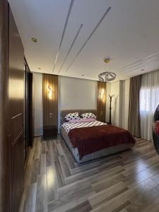 Un dormitorio con una cama grande y suelo de madera. en Luxury appartment New Cairo, en New cairo