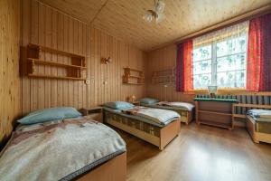 a room with two beds and a window at U Chowańca in Murzasichle