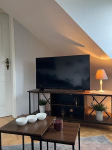 Televiisor ja/või meelelahutuskeskus majutusasutuses Apartment in Marburg