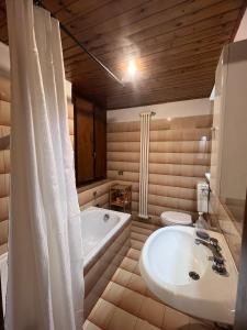 Ένα μπάνιο στο Varese Centro BnB
