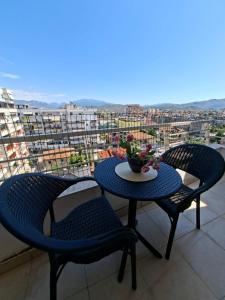 Rõdu või terrass majutusasutuses Sunlight Apartment Shkoder +28 fotot