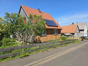 una casa con pannelli solari sul tetto di Ferienhaus Hoher Vogelsberg a Herbstein