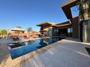 Oulad MazougVilla Badia, 30 minutes médina, 4 suites, piscine的一栋前面有游泳池的房子