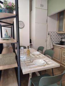 ein Tisch in einer Küche mit einem Tisch und Stühlen in der Unterkunft Magic Home in Ceriale