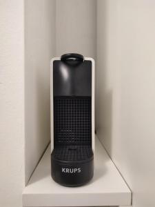 ein schwarz-weißer Laptop auf einem Regal in der Unterkunft Magic Home in Ceriale + 23 Fotos