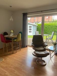 a living room with a chair and a table at Ruhige, gemütliche Ferienwohnung in Herzen der Lüneburger Heide in Kirchgellersen